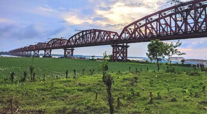 ফারাক্কা বাঁধের কারণে উত্তাল পদ্মা এখন মরা খাল